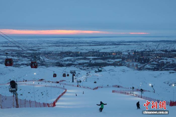 “滑”进新疆阿勒泰j9平台世界雪友(图1) “滑”进新疆阿勒泰j9平台世界雪友(图1)